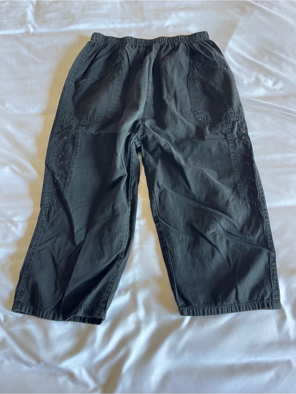 Vintage Y2K Black Floral Embroidered Capris Pants